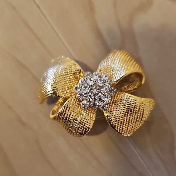 Jewelry - Flower Brooch